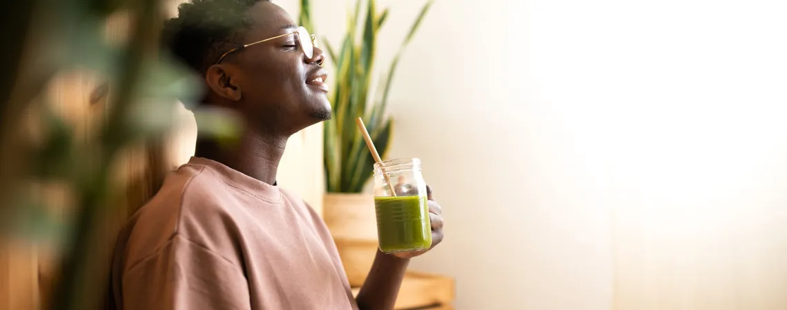Homme buvant smoothie vert - Man drinking green smoothie