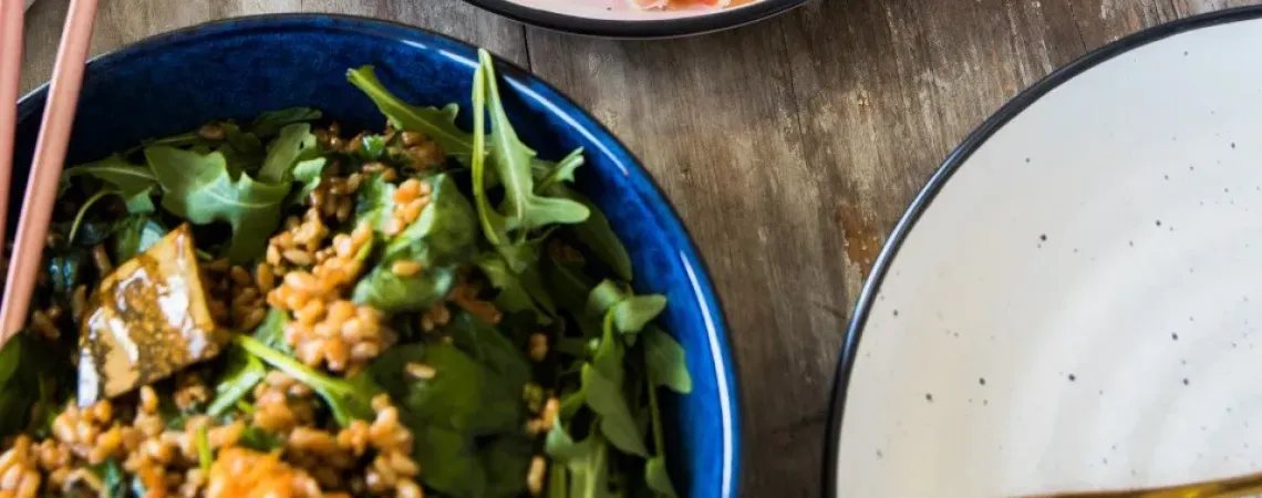Salade de roquette et prosciutto sur une table