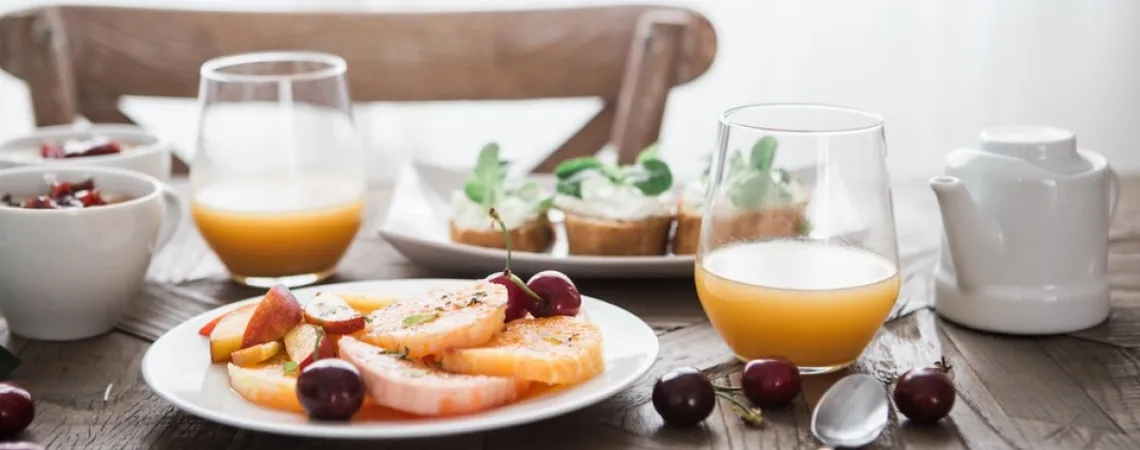 table avec fruits et jus
