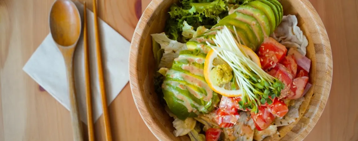bol de salade avec ustensils