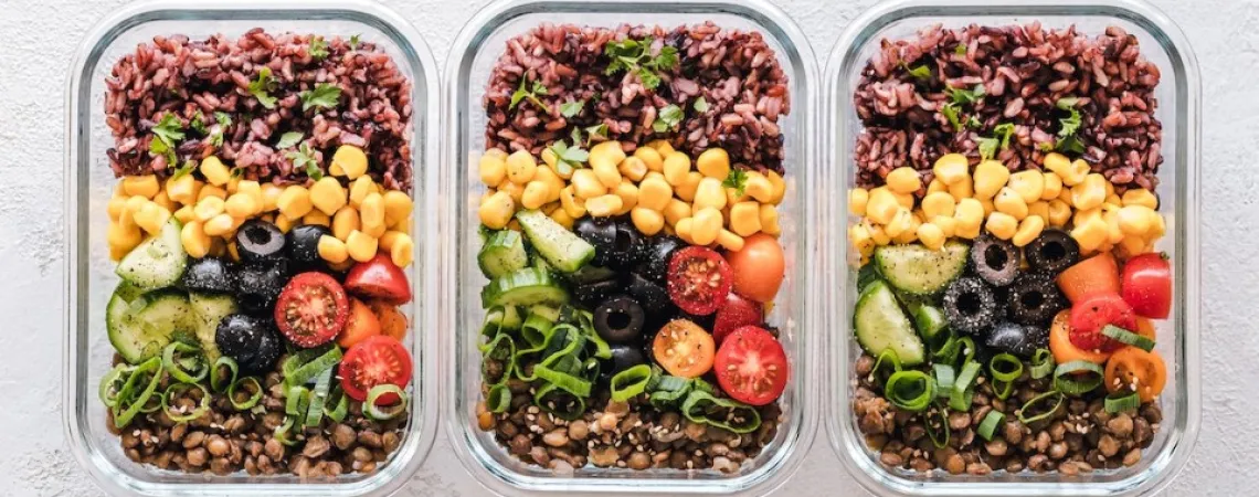 Trois contenants de salades préparés à l'avance