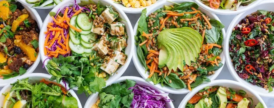 bols de salade avec avocat carotte lentille