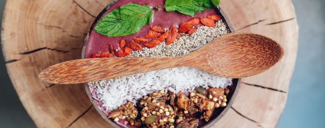 bol de smoothie avec baies de goji, menthe et grains
