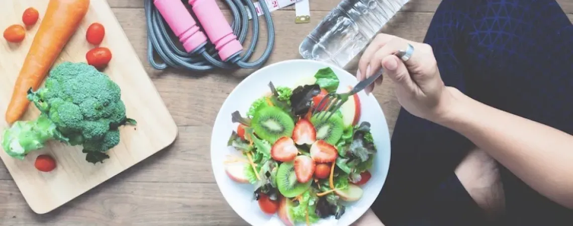 salade légumes corde à sauter et bouteille d'eau