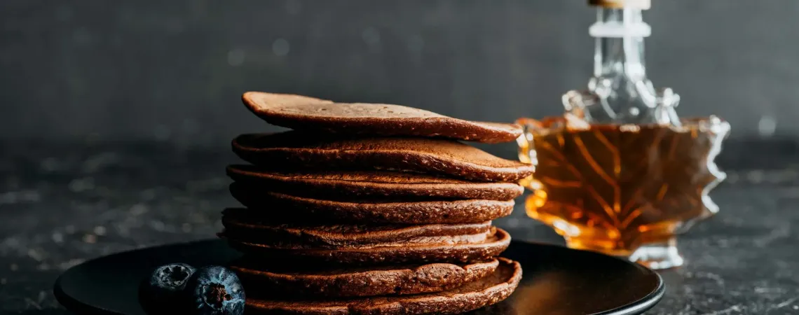 Pancakes au chocolat et sirop d'érable - Chocolate Pancakes with Maple Syrup