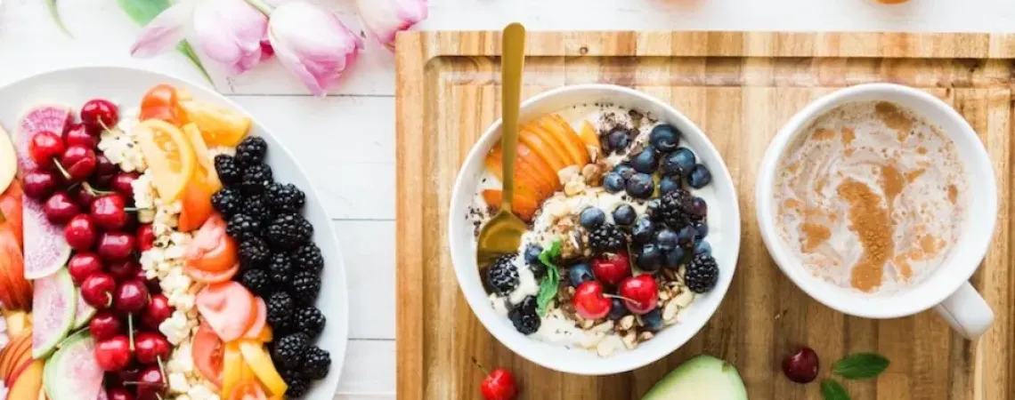 bol de fruits café avocat