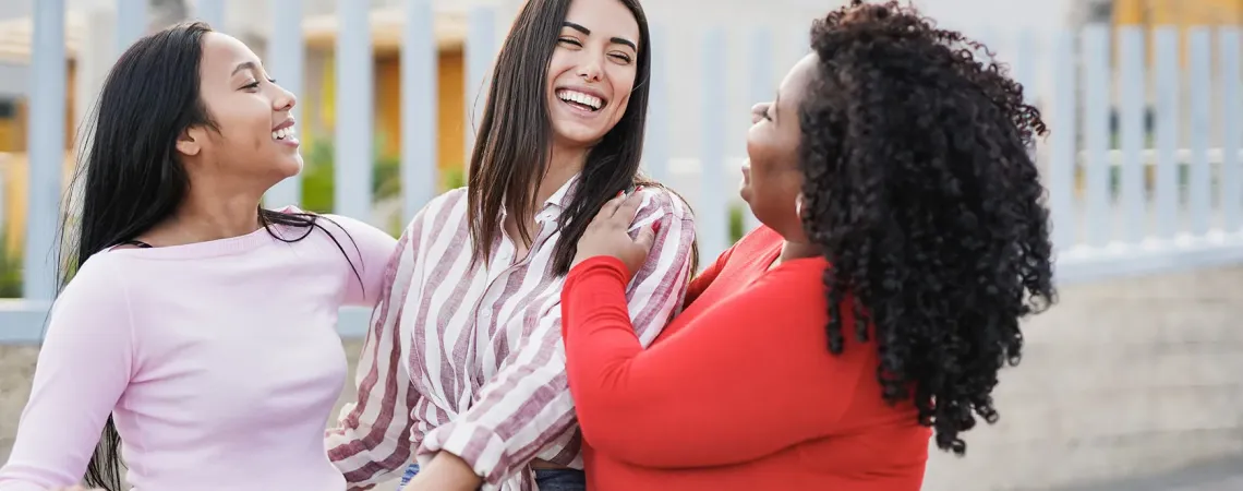 Jeunes femmes peau et corps différents - Women with different body types and skin color