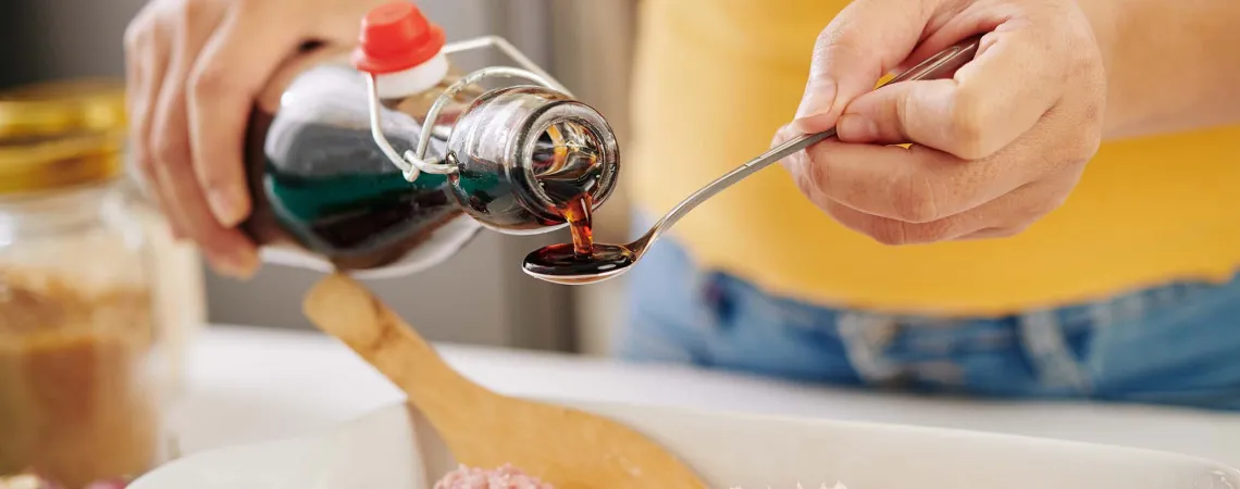 Personne préparant une marinade - Person preparing a marinade