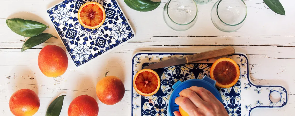 Main pressant une orange sanguin - Hand preparing blood orange