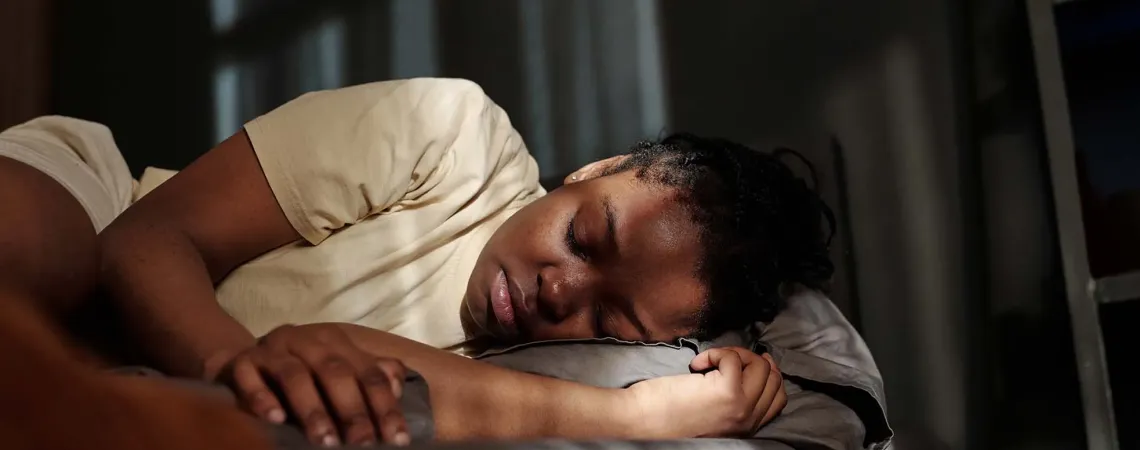 Woman sleeping peacefully on her side - Femme dormant paisiblement sur le côté