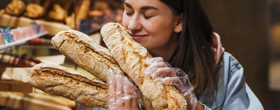 Femme sentant des baguettes de pain - Woman smelling bread