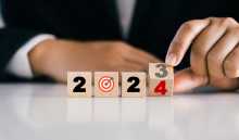 Cubes en bois avec 2024 et objectif