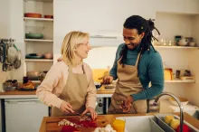homme et femme qui cuisinent Atteignez un poids santé et durable avec une diététiste à Joliette