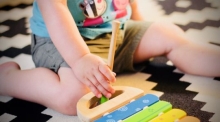 Enfant obèse qui joue du xylophone