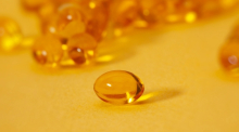 Vitamine sur fond jaune