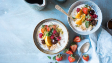 deux bols de gruau avec fruits