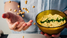 plat de hummus avec pois chiche sec à côté