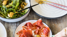 assiette de proscuitto et assiette de roquette