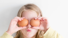enfant se cachant les yeux avec des oeufs