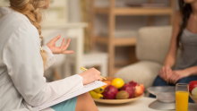 Une cliente en consultation avec une nutritionniste