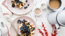 brunch avec gauffres aux fruits et café