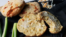 scones au cheddar et piments forts (sans gluten et faible en FODMAP)
