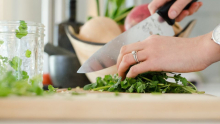femme coupant avec couteau du chef du persil
