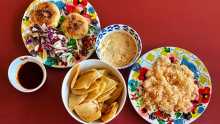 riz, galettes et croustilles dans des plats sur un fond rouge