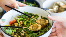 Échange d'un bol de salade
