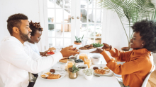 Couple avec enfant se partageant un petit déjeuner