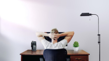 homme de dos en télétravail