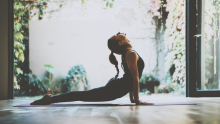 femme faisant du yoga
