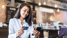 Femme donnant son numéro de carte de crédit au téléphone pour une prise de rendez-vous avec une nutritionniste-diététiste