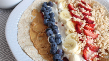 tortilla déjeuner avec fruits, beurre d'arachides et rice krispies