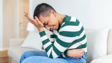 femme se tordant de douleur