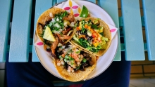 3 tacos aux crevettes servis dans une assiette