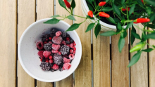 fruits congelés dans un bol avec piment