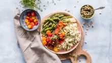 assiette de saumon avec fèves et riz