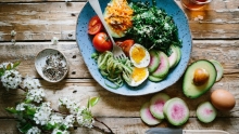 bol avec tomates, oeuf et verdure