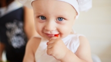 enfant aux yeux bleus avec une toque de cuisinier