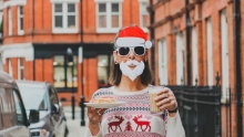 femme déguisée en père noel et tenant un verre de lait de poule et un dessert