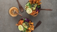 bol de légumes avec avocat et sauce à l'arachide