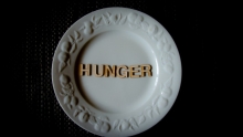 assiette à motifs de fruits avec inscription ''HUNGER''