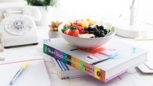 bol de fruits sur une pile de livres
