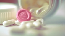 médicaments qui tombent d'un pot