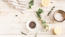 fines herbes sur une table de bois