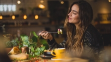Fille qui mange intuitivement et en plein conscience