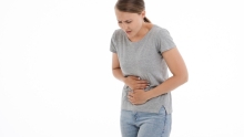femme se tordant de douleur