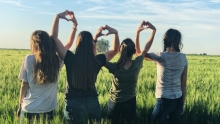 4 adolescentes dans un champs