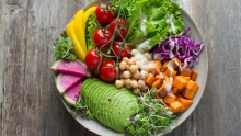 bol de légumes, avocat, pois chiche et tofu